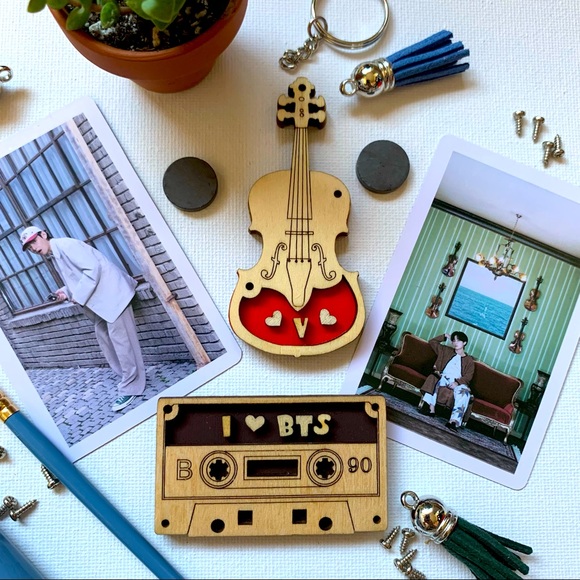 BTS V - Wooden Violin 3D Fridge Magnet or Keychain - Picture 1 of 4